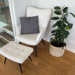 Allison Lænestol med Skammel - hvidt plys/imiteret lammeskind