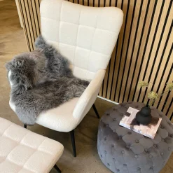 Allison Lænestol med Skammel - hvidt plys/imiteret lammeskind