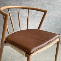 Bella - sædehynde i brunt kunstlæder