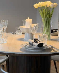 Enzo rundt spisebord med bordplade i beige sten og lamelfod i røget egetræ Ø120 cm