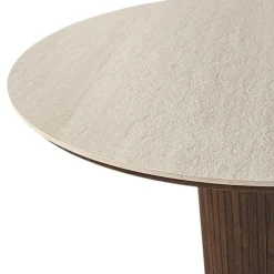 Enzo rundt spisebord med bordplade i beige sten og lamelfod i røget egetræ Ø120 cm