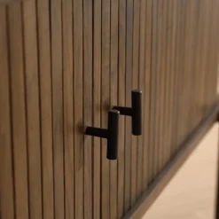 Florence jalousi tv-bord med lameller i røget eg 138x40x55 cm