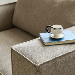 Hailey lænestol i sand L: 136 X D: 100 X H: 64 Cm