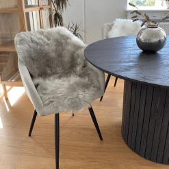 Imiteret langhåret lammeskind i Grå - 65x95 cm