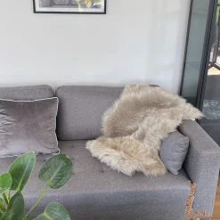 Imiteret langhåret lammeskind i Grå - 65x95 cm