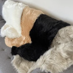 Imiteret langhåret lammeskind i Grå - 65x95 cm