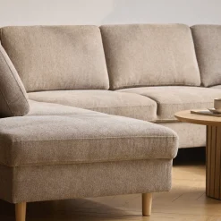 Jennifer højrevendt u-sofa i sand med chaiselong - L: 300 x D: 208 x H: 82 cm