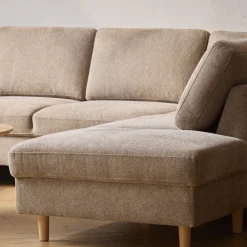 Jennifer venstrevendt u-sofa i sand med chaiselong - L: 300 x D: 208 x H: 82 cm