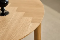 Joshua - Rundt spisebord i natur egefiner med udtræk 120/160/200 cm - Inkl. 2 Tillægsplader