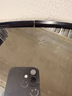 Kajsa rundt spejl med sort ramme Ø70 cm. Fejl/mærker - se produktbeskrivelse (OU11724)