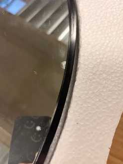 Kajsa rundt spejl med sort ramme Ø70 cm. Fejl/mærker - se produktbeskrivelse (OU11724)