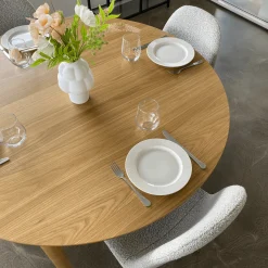 Liam rundt spisebord i olieret egefiner med udtræk 120/160/200 cm - Inkl. 2 tillægsplader