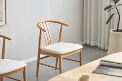 Lizzie spisebordsstol i bøg med polstret sæde i beige