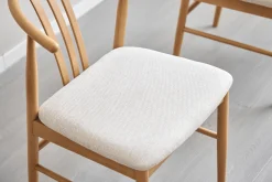 Lizzie spisebordsstol i bøg med polstret sæde i beige