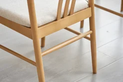 Lizzie spisebordsstol i bøg med polstret sæde i beige