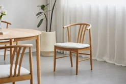 Lizzie spisebordsstol i bøg med polstret sæde i beige