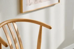 Lizzie spisebordsstol i bøg med polstret sæde i beige