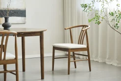 Lizzie spisebordsstol i røget bøg med polstret sæde i beige