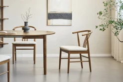 Lizzie spisebordsstol i røget bøg med polstret sæde i beige