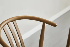 Lizzie spisebordsstol i røget bøg med polstret sæde i beige