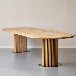 Matteo - Plankebord med lamelfod i olieret/natur massiv eg 300x120x77 cm