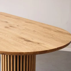 Matteo - Plankebord med lamelfod i olieret/natur massiv eg 300x120x77 cm