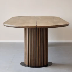 Matteo - Plankebord med lamelfod i røget massiv eg 300x120x77 cm