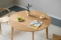 Miles - Rundt spisebord Ø120 cm i olieret egefiner med sildebensmønster