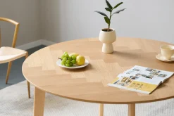 Miles - Rundt spisebord Ø120 cm i olieret egefiner med sildebensmønster