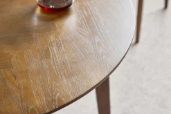 Miles - Rundt spisebord Ø120 cm i røget egefiner med sildebensmønster