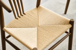 Naomi spisebordsstol i røget bøg med fletsæde