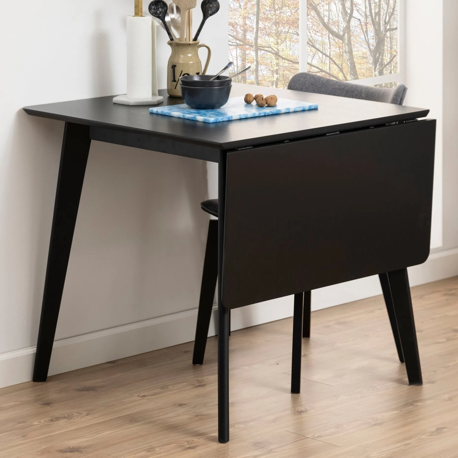 Rickie - Sort klap ud spisebord med tillægsplade i sortlakeret egefiner - 80/120 x 80 cm