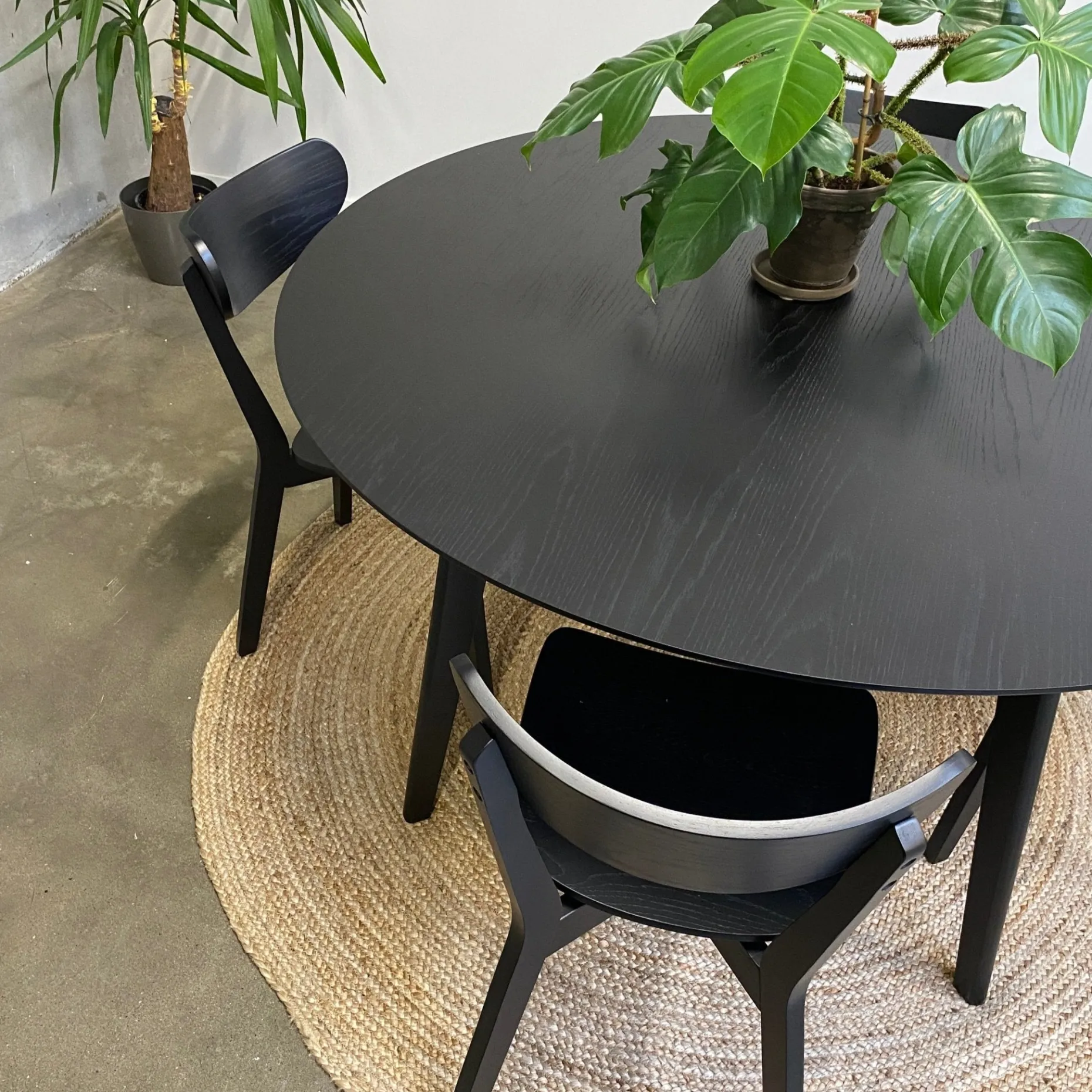 Rickie spisebord i sort Ø140 cm