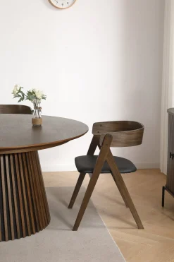 Samantha træstol i røget eg med sort PU sæde