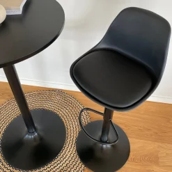 Sandie barstol med justerbar højde - sort plast